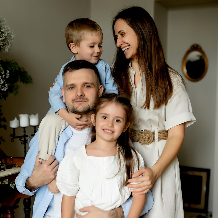Sesja zdjęciowa rodzinna rodzice i dwójka dzieci